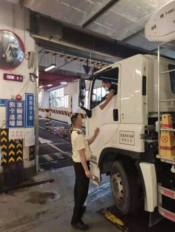 Os motoristas de veículos de produtos alimentares importados a Macau que 
entrem no Novo Mercado Abastecedor devem cumprir uma série de medidas de 
segurança
