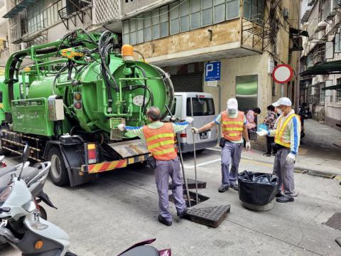 市政署加强疏通渠道减水浸机率
