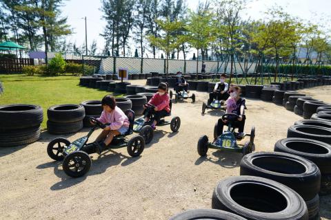 黑沙越野车场适合五至十二岁儿童使用

