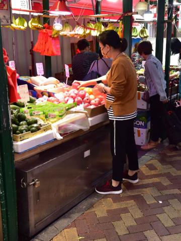 Os vendilhoes ao redor do Mercado Vermelho continuam os seus negocios nos 
mesmos espacos durante a obra
