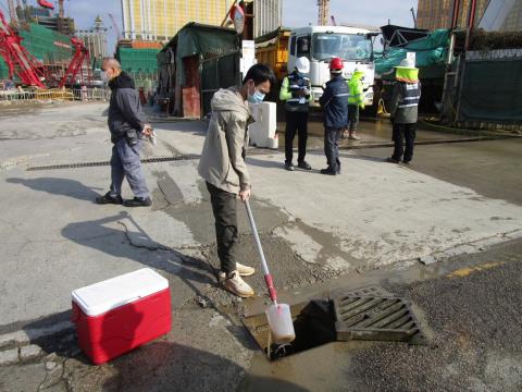 實地抽取排放之水體化驗
