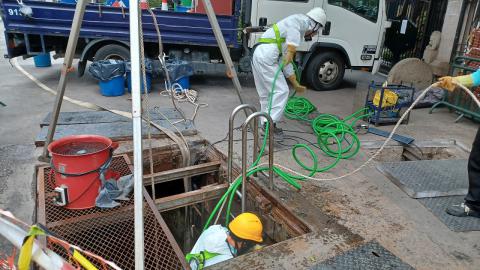 加强清理泵站格栅及检查相关设施
