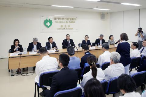 行政长官崔世安听取仁伯爵综合医院和镜湖医院急诊部人员、卫生局疾控中心、社工局人员的意见，感谢他们在风灾期间作出的贡献

