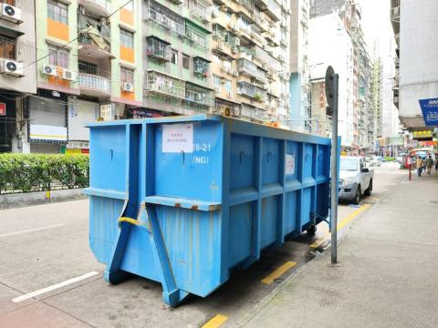 市政署按实际情况于低洼地区提前放置大型环保斗
