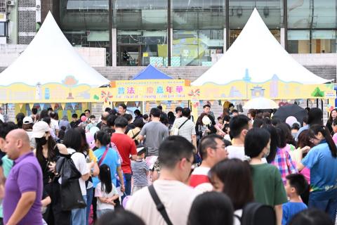 “普法同庆嘉年华”活动丰富，寓普法于游乐。
