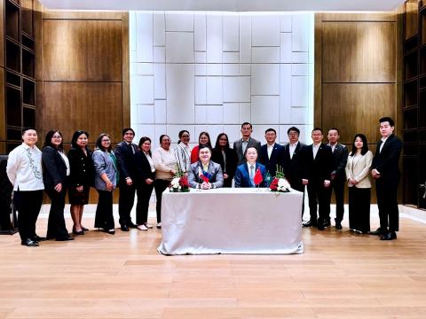 Fotografia de grupo entre a delegação da RAEM e a delegação das 
Filipinas.
