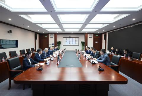 O Secretário para a Administração e Justiça e subchefe permanente da
Comissão de Gestão da Zona de Cooperação Aprofundada entre Guangdong e
Macau em Hengqin, Cheong Weng Chon, liderando a delegação, encontrou-se com
o vice-ministro da Ciência e Tecnologia, Chen Jiachang.
O Secretário para a Administração e Justiça e subchefe permanente da
Comissão de Gestão da Zona de Cooperação Aprofundada entre Guangdong e
Macau em Hengqin, Cheong Weng Chon, liderando a delegação, encontrou-se com
o vice-ministro da Ciência e Tecnologia, Chen Jiachang.