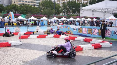 Para criar um bom ambiente no festival, encontram-se disponíveis no local a 
instalação do insuflável para divertimento infantil, a simulação da 
condução, e entre outros jogos de experiência entre pais e filhos.  1234
