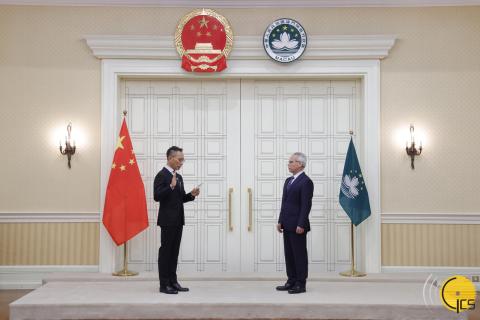 行政长官岑浩辉为宣誓就职的新任保安司司长陈子劲监誓。
