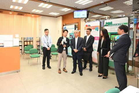 黄司长到政府资讯中心了解前线接待工作。
 黄司长到政府资讯中心了解前线接待工作。