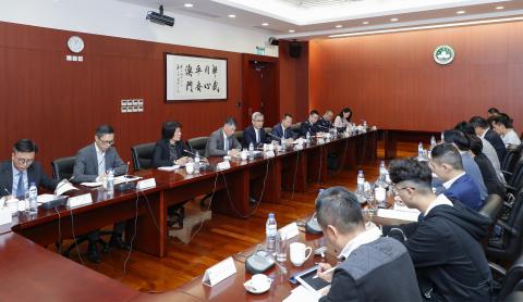 Secretário para a Segurança, Wong Sio Chak, apresenta medidas e
orientações sobre a prevenção e controlo de epidemia aos representantes
de várias associações.
Secretário para a Segurança, Wong Sio Chak, apresenta medidas e
orientações sobre a prevenção e controlo de epidemia aos representantes
de várias associações.