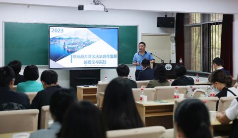 中山大學法學院郭天武教授為交流團成員授課。
