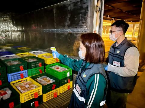 市政署對冷鏈運輸車及“生鮮雞”進行溫度檢測。
