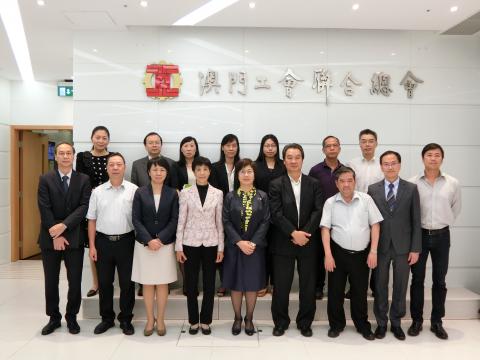 A Secretária Sónia Chan e os representantes da Federação das 
Associações dos Operários de Macau.
