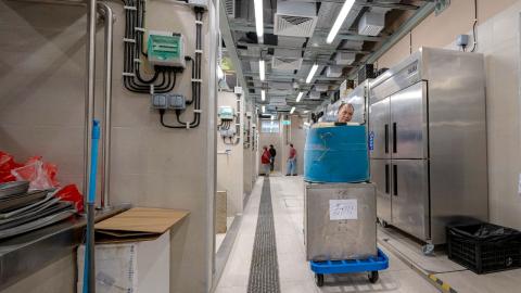Foram criadas entradas e saídas separadas na zona de venda e na zona de
trabalho, de modo a separar o fluxo de compras dos consumidores e de
transporte de mercadorias, dividindo o mercado em duas zonas: seca e húmida.
Com a existência de sistemas de ar condicionado, de ventilação e a gestão
quotidiana do mercado, é possível melhorar o ambiente húmido e
escorregadio dos mercados tradicionais
Foram criadas entradas e saídas separadas na zona de venda e na zona de
trabalho, de modo a separar o fluxo de compras dos consumidores e de
transporte de mercadorias, dividindo o mercado em duas zonas: seca e húmida.
Com a existência de sistemas de ar condicionado, de ventilação e a gestão
quotidiana do mercado, é possível melhorar o ambiente húmido e
escorregadio dos mercados tradicionais