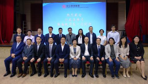 A Secretária Dra. Sónia Chan visitou a Aliança de Povo de Instituição de
Macau para auscultar opiniões sobre a acção governativa.
A Secretária Dra. Sónia Chan visitou a Aliança de Povo de Instituição de
Macau para auscultar opiniões sobre a acção governativa.