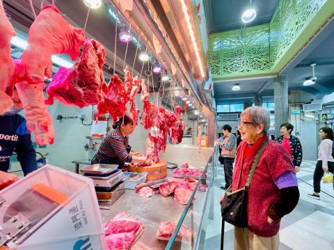 O Mercado da Horta da Mitra reabre hoje ao público, estando a funcionar 
dentro da normalidade.
