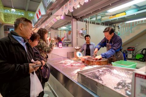 O Mercado da Horta da Mitra reabre hoje ao público, estando a funcionar 
dentro da normalidade.
