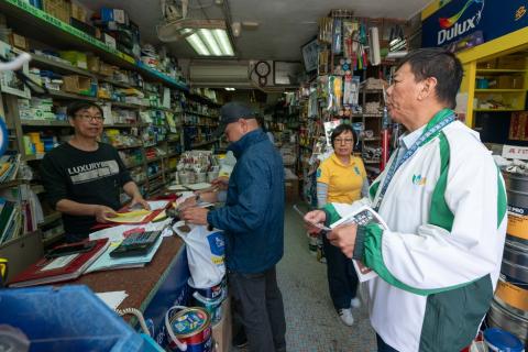 市政署走访美副将大马路周边住户商铺介绍道路重铺工程

