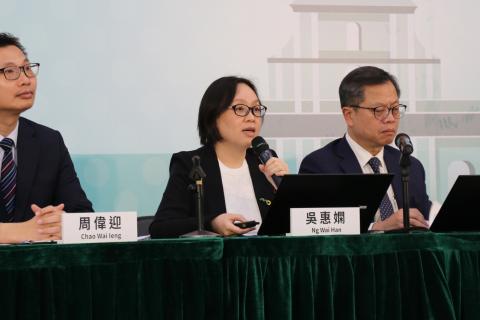 A Directora dos Serviços de Administração e Função Pública de Macau, Ng
Wai Han, fez uma apresentação aos residentes de Macau sobre o método de
criação do “Código para Passagens Fronteiriças”, os seus requisitos
aplicáveis e a forma de utilização
A Directora dos Serviços de Administração e Função Pública de Macau, Ng
Wai Han, fez uma apresentação aos residentes de Macau sobre o método de
criação do “Código para Passagens Fronteiriças”, os seus requisitos
aplicáveis e a forma de utilização