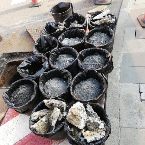 大量油脂污物阻塞下水道运作
