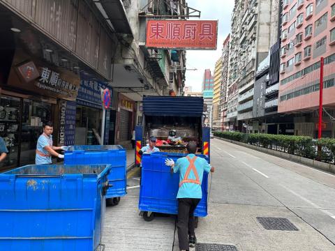 在八号风球悬挂前市政署已协调清洁专营公司加派人员清运市面垃圾

