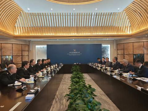 O Secretário para a Administração e Justiça e subchefe permanente da 
Comissão de Gestão da Zona de Cooperação Aprofundada entre Guangdong e 
Macau em Hengqin, Cheong Weng Chon, liderando a delegação, encontrou-se com 
o vice-ministro da Administração Geral das Alfândegas, Wang Lingjun.
