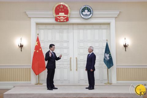 行政长官岑浩辉为宣誓就职的新任检察院检察长唐晓峰监誓。
