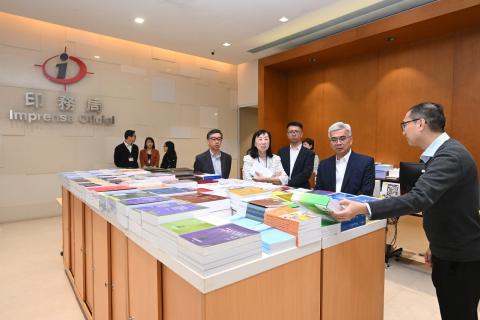 黄司长与印务局前线人员交流勉励,嘱咐坚守岗位确保印务工作顺畅开展。
 黄司长与印务局前线人员交流勉励,嘱咐坚守岗位确保印务工作顺畅开展。