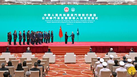 行政長官岑浩輝與宣誓的行政長官辦公室主任、私人助理、辦公室顧問及行政長官轄下部門領導合影。
