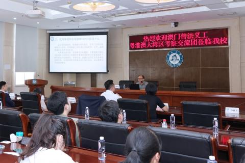 暨南大学法学院李健男教授为交流团成员授课。
