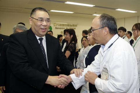 行政长官与卫生范畴前线人员握手

