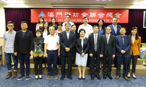 A Secretária Dra. Sónia Chan visitou a União Geral das Associações dos
Moradores de Macau para auscultar opiniões sobre a acção governativa.
A Secretária Dra. Sónia Chan visitou a União Geral das Associações dos
Moradores de Macau para auscultar opiniões sobre a acção governativa.