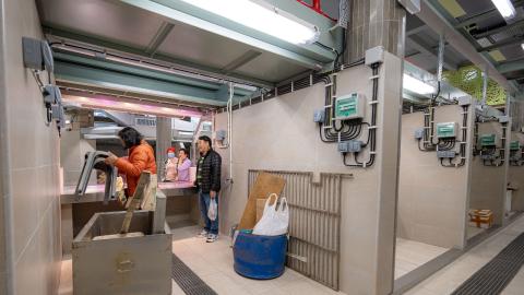 Os operadores do mercado voltaram, sucessivamente, para as suas bancas, com 
vista a retomar as suas actividades
