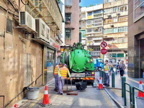 市政署加强疏通渠道减水浸机率
