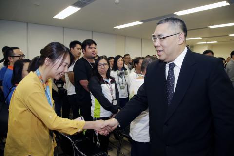 行政长官与社工局工作人员亲切握手
