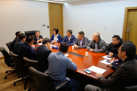 Secretário para os Transportes e Obras Públicas, Raimundo do Rosário, 
reúne-se com os representantes das seis associações do sector da 
construção civil de Macau para apresentar os trabalhos de prevenção e 
controlo de epidemia.
