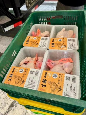 首批约二千只“生鲜鸡”今(2日)晨通过快速通关及优先检验检疫流程抵澳应市
