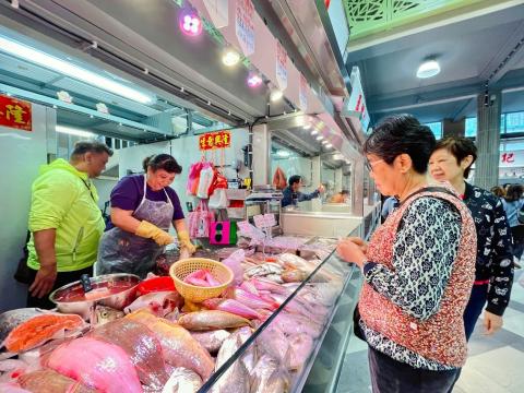 O Mercado da Horta da Mitra reabre hoje ao público, estando a funcionar 
dentro da normalidade.
