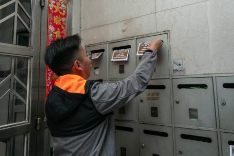 市政署走访美副将大马路周边住户商铺介绍道路重铺工程
