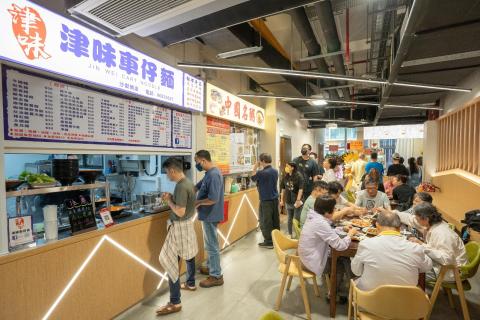 沙梨头美食广场共设十一个熟食摊位，供应中国地方菜系、东南亚菜系、日韩熟食、西式熟食、日式刺身、寿司、中式小炒、蒸煮、饮料及甜品等不同菜系和特色美食。
