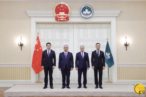 行政长官岑浩辉与新任行政法务司司长黄少泽、新任保安司司长陈子劲、新任检察院检察长唐晓峰合影。

