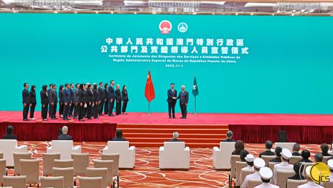 行政法務司司長黃少澤與宣誓的行政法務司司長辦公室主任、辦公室顧問及行政法務司轄下部門領導合影
