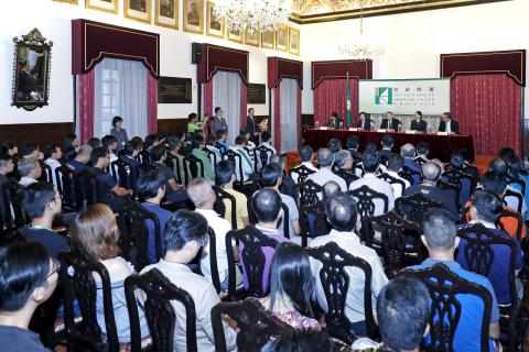 行政长官到民政总署听取前线人员的意见，赞扬他们救助风灾时的表现
