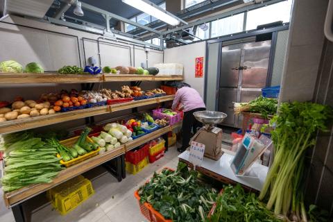 O Mercado da Horta da Mitra reabre hoje ao público, estando a funcionar 
dentro da normalidade.
