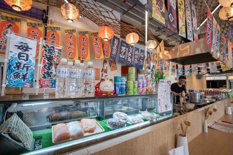 沙梨头美食广场共设十一个熟食摊位，供应中国地方菜系、东南亚菜系、日韩熟食、西式熟食、日式刺身、寿司、中式小炒、蒸煮、饮料及甜品等不同菜系和特色美食。
