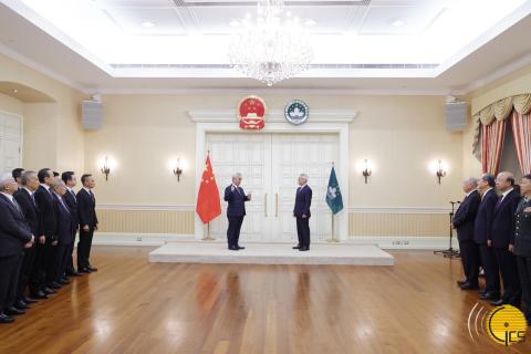 行政长官岑浩辉为宣誓就职的新任行政会委员黄少泽监誓。
