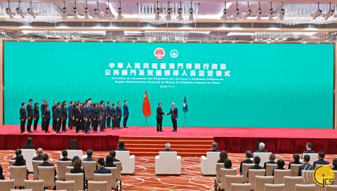 經濟財政司司長戴建業與宣誓的經濟財政司司長辦公室主任、辦公室顧問及經濟財政司轄下部門領導合影。
