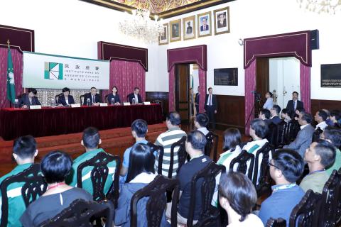 行政长官到民政总署听取前线人员的意见，赞扬他们救助风灾时的表现
