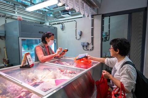 O Mercado da Horta da Mitra reabre hoje ao público, estando a funcionar 
dentro da normalidade.
